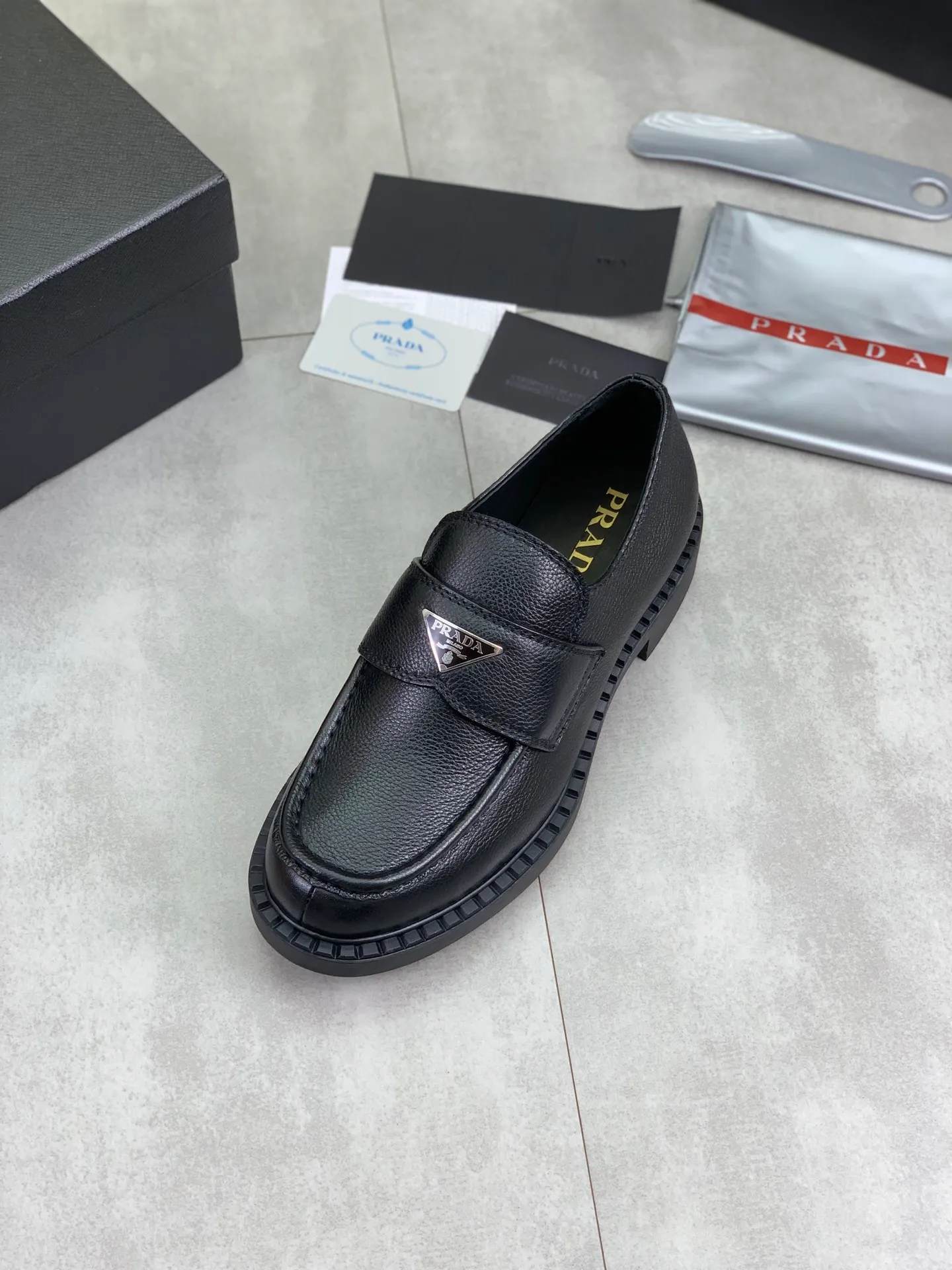 Factory price P800 💰Original quality, top version🔱 ＰＲＡＤＡPrada. Men's business casual leather shoes, top quality cow leather. 1:1 shipment ⬆️Luxurious and noble, all made of imported original first-layer fine suede cowhide, just to create a more comfortable wearing experience. Upper: original comfortable open-edge bead-rubbed calfskin ➕Top imported water-dyed full cow lining, original high-end lightweight and comfortable TPU combination bottom ✔️Code number: 39-44 (38 45 Can be customized)